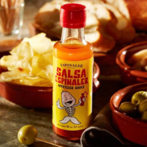 Flesje Salsa Espinaler in combinatie met chips, olijven en berberechos. In Nederland te koop bij Alegre Import.nl