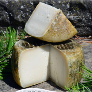 Queso de cabra Artesano | Ambachtelijke geitenkaas in kwart gesneden