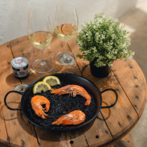 Zwarte paella met garnalen - paella negra con gambas